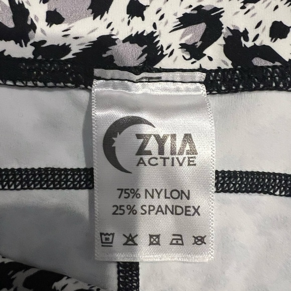 ZYIA Active light n tight snow leopard leggings -NWOT - Picture 4 of 6